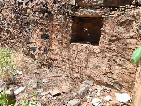 TERRENO COM 4.560 m2 - COM RUINA DE 100 M2 - ARRECADAÇÃO - JUNTO A BARRAGEM DO BELICHE - BARREIROS - CASTRO MARIM - ALGARVE