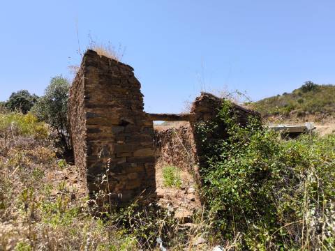 TERRENO COM 4.560 m2 - COM RUINA DE 100 M2 - ARRECADAÇÃO - JUNTO A BARRAGEM DO BELICHE - BARREIROS - CASTRO MARIM - ALGARVE