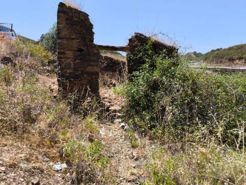 TERRENO COM 4.560 m2 - COM RUINA DE 100 M2 - ARRECADAÇÃO - JUNTO A BARRAGEM DO BELICHE - BARREIROS - CASTRO MARIM - ALGARVE