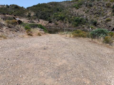 TERRENO COM 4.560 m2 - COM RUINA DE 100 M2 - ARRECADAÇÃO - JUNTO A BARRAGEM DO BELICHE - BARREIROS - CASTRO MARIM - ALGARVE