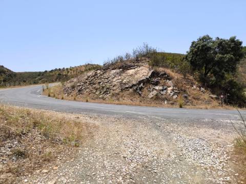 TERRENO COM 4.560 m2 - COM RUINA DE 100 M2 - ARRECADAÇÃO - JUNTO A BARRAGEM DO BELICHE - BARREIROS - CASTRO MARIM - ALGARVE