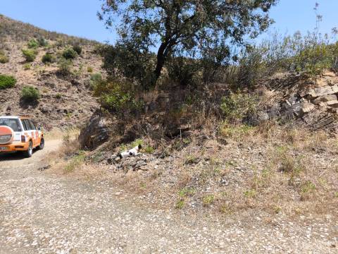 TERRENO COM 4.560 m2 - COM RUINA DE 100 M2 - ARRECADAÇÃO - JUNTO A BARRAGEM DO BELICHE - BARREIROS - CASTRO MARIM - ALGARVE