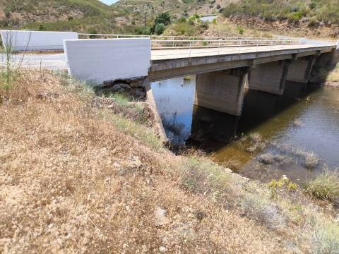 TERRENO COM 4.560 m2 - COM RUINA DE 100 M2 - ARRECADAÇÃO - JUNTO A BARRAGEM DO BELICHE - BARREIROS - CASTRO MARIM - ALGARVE
