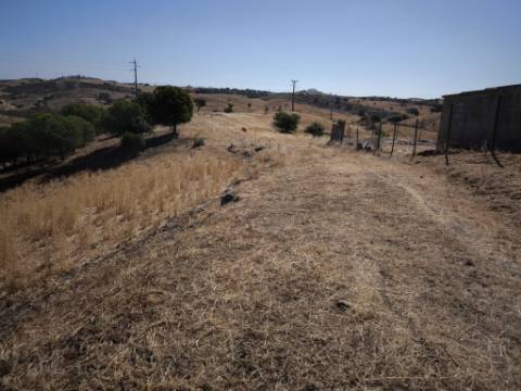 TERRENO COM 99.080 m2 - COM APOIO AGRICOLA EM RUINAS - POSSIBILIDADE DE CONSTRUÇÃO HABITAÇÃO E TURISMO - EM CAMPEIROS - CASTRO MARIM - ALGARVE