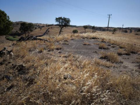 TERRENO COM 99.080 m2 - COM APOIO AGRICOLA EM RUINAS - POSSIBILIDADE DE CONSTRUÇÃO HABITAÇÃO E TURISMO - EM CAMPEIROS - CASTRO MARIM - ALGARVE