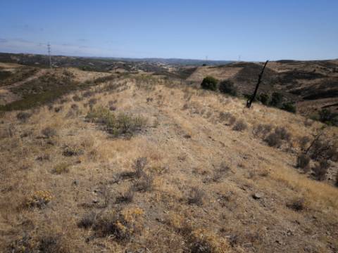 TERRENO COM 99.080 m2 - COM APOIO AGRICOLA EM RUINAS - POSSIBILIDADE DE CONSTRUÇÃO HABITAÇÃO E TURISMO - EM CAMPEIROS - CASTRO MARIM - ALGARVE