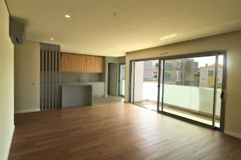 Apartamento T3, 2º piso, varanda, Vila real de Santo António