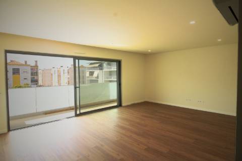 Apartamento T3, 2º piso, varanda, Vila real de Santo António