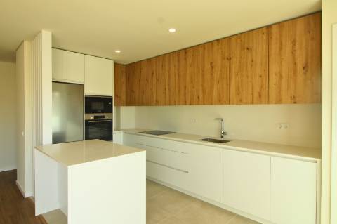 Apartamento T3, 2º piso, varanda, Vila real de Santo António