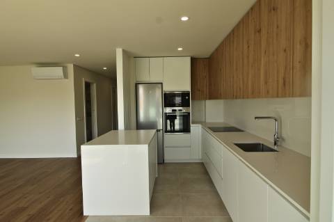 Apartamento T3, 2º piso, varanda, Vila real de Santo António