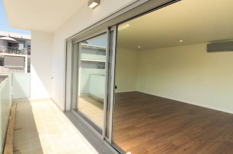 Apartamento T3, 2º piso, varanda, Vila real de Santo António