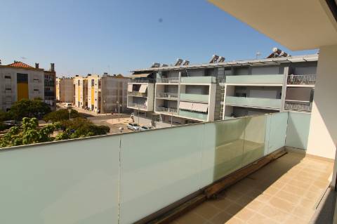 Apartamento T3, 2º piso, varanda, Vila real de Santo António