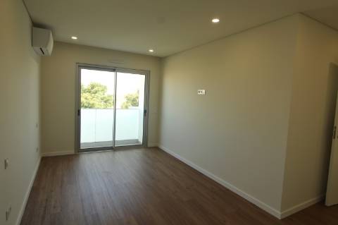 Apartamento T3, 2º piso, varanda, Vila real de Santo António