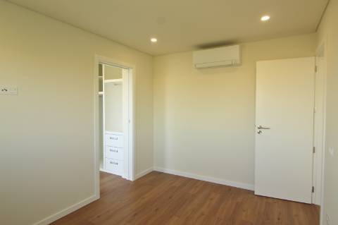 Apartamento T3, 2º piso, varanda, Vila real de Santo António