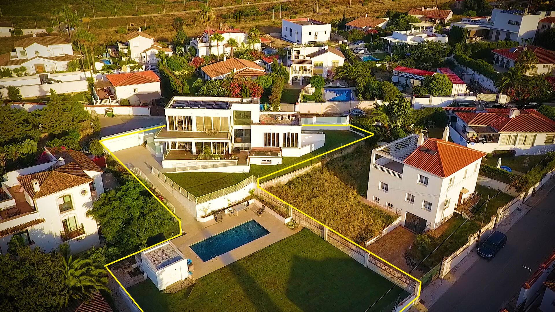 Deslumbrante Moradia Moderna com Vista Mar em Buenas Noches, Estepona