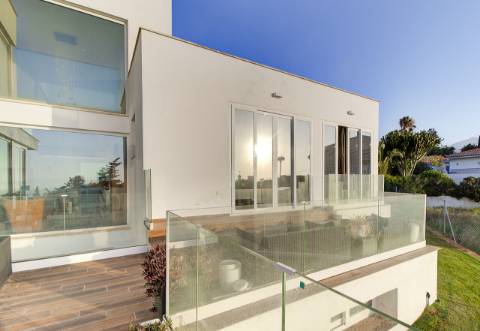 Deslumbrante Moradia Moderna com Vista Mar em Buenas Noches, Estepona