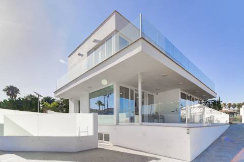 Deslumbrante Moradia Moderna com Vista Mar em Buenas Noches, Estepona