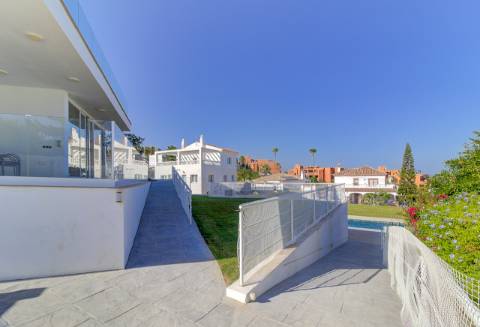 Deslumbrante Moradia Moderna com Vista Mar em Buenas Noches, Estepona