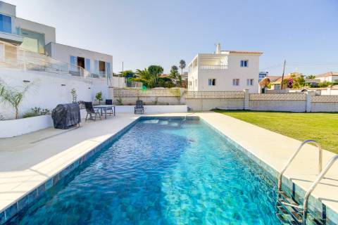 Deslumbrante Moradia Moderna com Vista Mar em Buenas Noches, Estepona