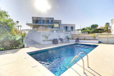 Deslumbrante Moradia Moderna com Vista Mar em Buenas Noches, Estepona