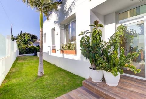 Deslumbrante Moradia Moderna com Vista Mar em Buenas Noches, Estepona