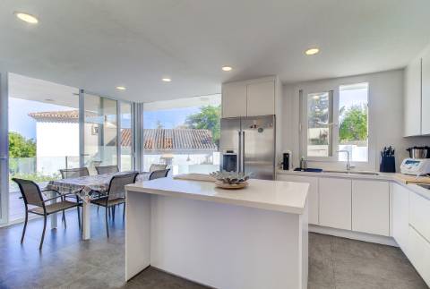 Deslumbrante Moradia Moderna com Vista Mar em Buenas Noches, Estepona