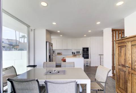 Deslumbrante Moradia Moderna com Vista Mar em Buenas Noches, Estepona