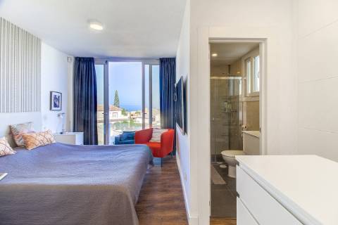 Deslumbrante Moradia Moderna com Vista Mar em Buenas Noches, Estepona