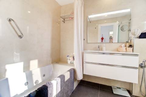 Deslumbrante Moradia Moderna com Vista Mar em Buenas Noches, Estepona