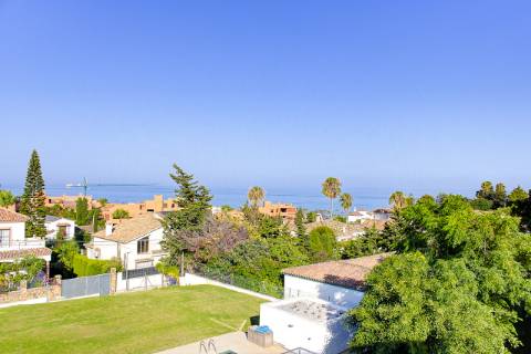 Deslumbrante Moradia Moderna com Vista Mar em Buenas Noches, Estepona