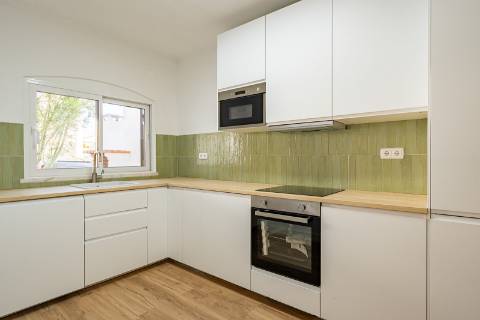 Encantadora Moradia V2+1 com Espaços Exteriores Privativos a Dois Passos da Praia - Alagoa Altura, Urbanização Bela Praia
Descubra esta magnífica moradia unifamiliar, de 2 pisos, situada numa das zonas mais privilegiadas do sotavento algarvio