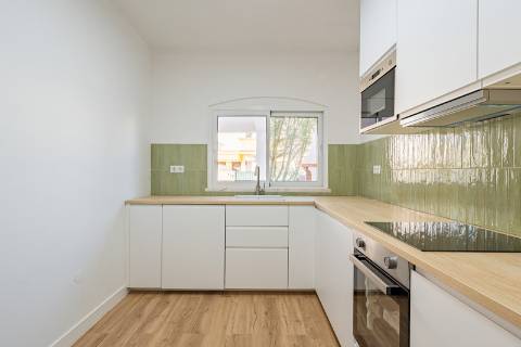 Encantadora Moradia V2+1 com Espaços Exteriores Privativos a Dois Passos da Praia - Alagoa Altura, Urbanização Bela Praia
Descubra esta magnífica moradia unifamiliar, de 2 pisos, situada numa das zonas mais privilegiadas do sotavento algarvio