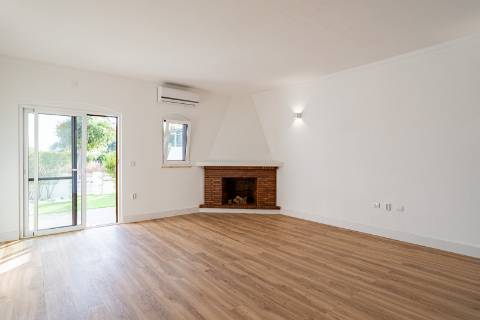 Encantadora Moradia V2+1 com Espaços Exteriores Privativos a Dois Passos da Praia - Alagoa Altura, Urbanização Bela Praia
Descubra esta magnífica moradia unifamiliar, de 2 pisos, situada numa das zonas mais privilegiadas do sotavento algarvio