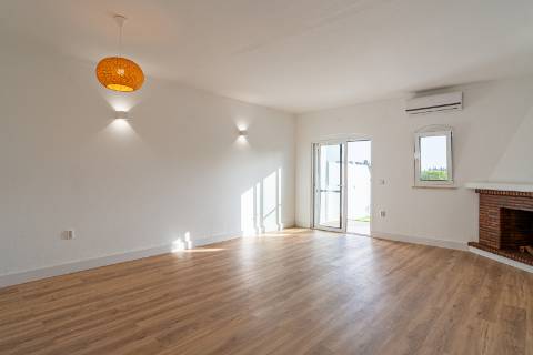 Encantadora Moradia V2+1 com Espaços Exteriores Privativos a Dois Passos da Praia - Alagoa Altura, Urbanização Bela Praia
Descubra esta magnífica moradia unifamiliar, de 2 pisos, situada numa das zonas mais privilegiadas do sotavento algarvio