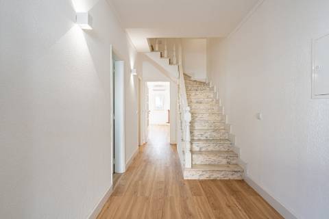 Encantadora Moradia V2+1 com Espaços Exteriores Privativos a Dois Passos da Praia - Alagoa Altura, Urbanização Bela Praia
Descubra esta magnífica moradia unifamiliar, de 2 pisos, situada numa das zonas mais privilegiadas do sotavento algarvio