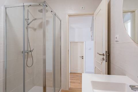 Encantadora Moradia V2+1 com Espaços Exteriores Privativos a Dois Passos da Praia - Alagoa Altura, Urbanização Bela Praia
Descubra esta magnífica moradia unifamiliar, de 2 pisos, situada numa das zonas mais privilegiadas do sotavento algarvio