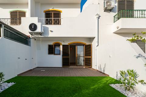 Encantadora Moradia V2+1 com Espaços Exteriores Privativos a Dois Passos da Praia - Alagoa Altura, Urbanização Bela Praia
Descubra esta magnífica moradia unifamiliar, de 2 pisos, situada numa das zonas mais privilegiadas do sotavento algarvio