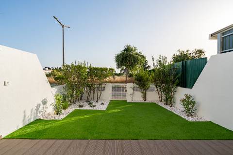 Encantadora Moradia V2+1 com Espaços Exteriores Privativos a Dois Passos da Praia - Alagoa Altura, Urbanização Bela Praia
Descubra esta magnífica moradia unifamiliar, de 2 pisos, situada numa das zonas mais privilegiadas do sotavento algarvio