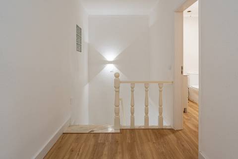 Encantadora Moradia V2+1 com Espaços Exteriores Privativos a Dois Passos da Praia - Alagoa Altura, Urbanização Bela Praia
Descubra esta magnífica moradia unifamiliar, de 2 pisos, situada numa das zonas mais privilegiadas do sotavento algarvio