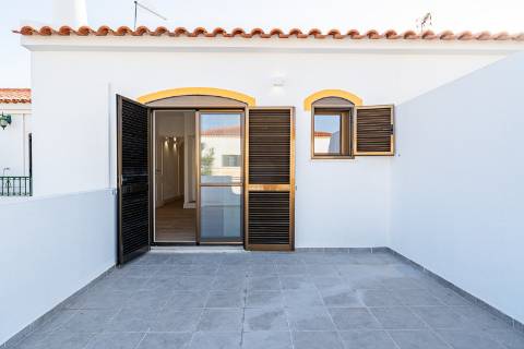 Encantadora Moradia V2+1 com Espaços Exteriores Privativos a Dois Passos da Praia - Alagoa Altura, Urbanização Bela Praia
Descubra esta magnífica moradia unifamiliar, de 2 pisos, situada numa das zonas mais privilegiadas do sotavento algarvio