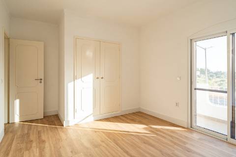 Encantadora Moradia V2+1 com Espaços Exteriores Privativos a Dois Passos da Praia - Alagoa Altura, Urbanização Bela Praia
Descubra esta magnífica moradia unifamiliar, de 2 pisos, situada numa das zonas mais privilegiadas do sotavento algarvio