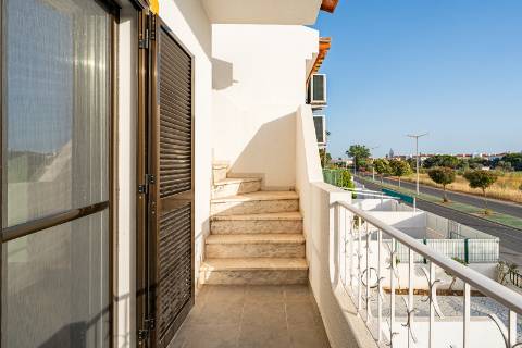 Encantadora Moradia V2+1 com Espaços Exteriores Privativos a Dois Passos da Praia - Alagoa Altura, Urbanização Bela Praia
Descubra esta magnífica moradia unifamiliar, de 2 pisos, situada numa das zonas mais privilegiadas do sotavento algarvio