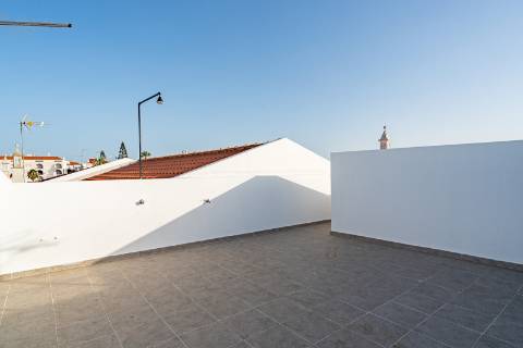 Encantadora Moradia V2+1 com Espaços Exteriores Privativos a Dois Passos da Praia - Alagoa Altura, Urbanização Bela Praia
Descubra esta magnífica moradia unifamiliar, de 2 pisos, situada numa das zonas mais privilegiadas do sotavento algarvio