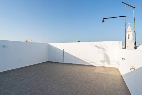 Encantadora Moradia V2+1 com Espaços Exteriores Privativos a Dois Passos da Praia - Alagoa Altura, Urbanização Bela Praia
Descubra esta magnífica moradia unifamiliar, de 2 pisos, situada numa das zonas mais privilegiadas do sotavento algarvio