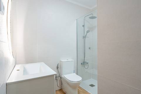 Encantadora Moradia V2+1 com Espaços Exteriores Privativos a Dois Passos da Praia - Alagoa Altura, Urbanização Bela Praia
Descubra esta magnífica moradia unifamiliar, de 2 pisos, situada numa das zonas mais privilegiadas do sotavento algarvio