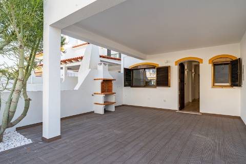 Encantadora Moradia V2+1 com Espaços Exteriores Privativos a Dois Passos da Praia - Alagoa Altura, Urbanização Bela Praia
Descubra esta magnífica moradia unifamiliar, de 2 pisos, situada numa das zonas mais privilegiadas do sotavento algarvio