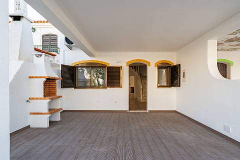 Encantadora Moradia V2+1 com Espaços Exteriores Privativos a Dois Passos da Praia - Alagoa Altura, Urbanização Bela Praia
Descubra esta magnífica moradia unifamiliar, de 2 pisos, situada numa das zonas mais privilegiadas do sotavento algarvio