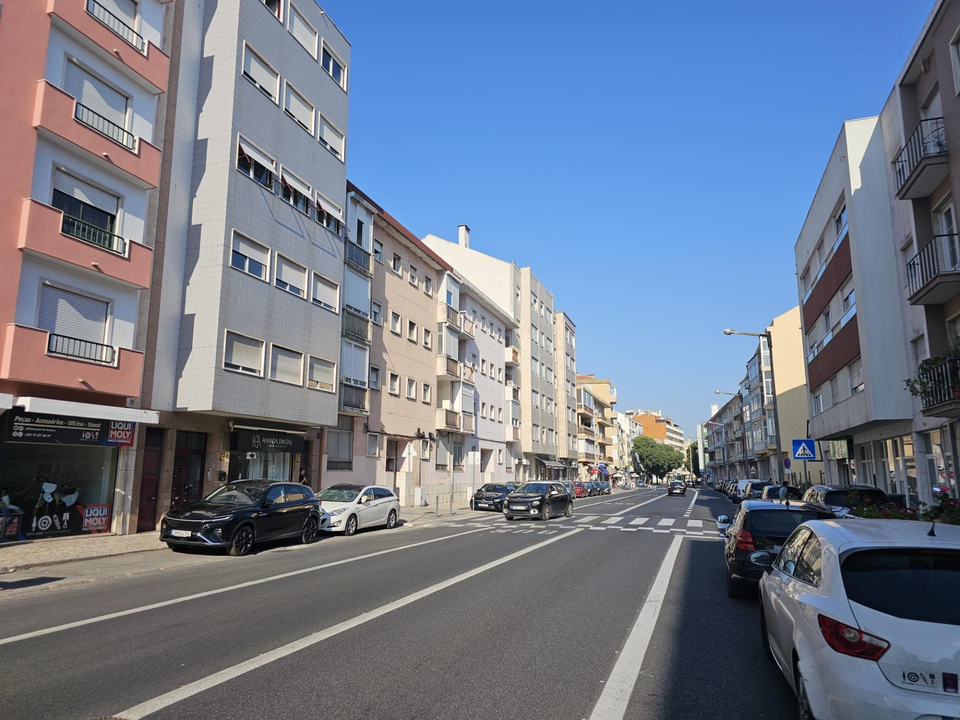 Apartamento T3 totalmente remodelado e equipado na Estrada de Benfica, excelente localização