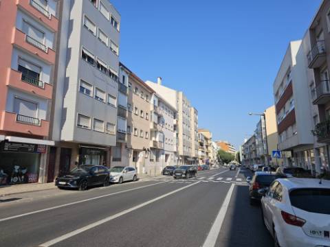 Apartamento T3 totalmente remodelado e equipado na Estrada de Benfica, excelente localização