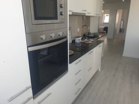 Apartamento T3 totalmente remodelado e equipado na Estrada de Benfica, excelente localização